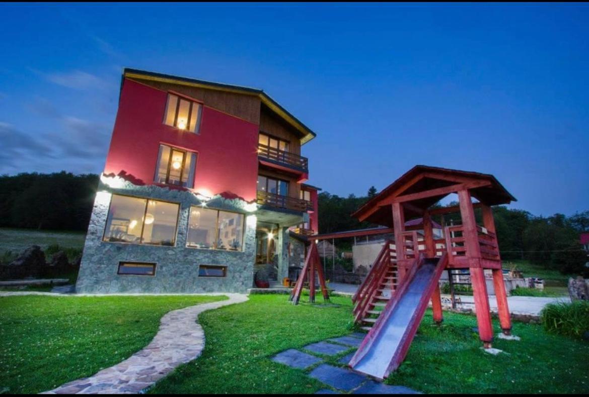 Hotel Red House Bakuriani Zewnętrze zdjęcie